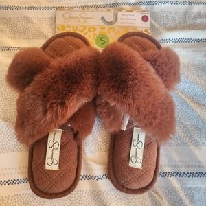 Jessica Simpson Womens Fuzzy Slippers